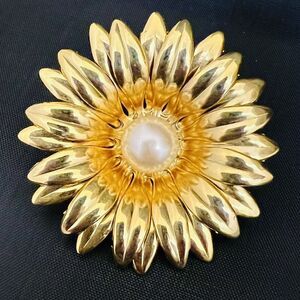 Vintage 3d Flower Faux Pearl Brooch Floral Daisy Shiny Gold Tone PRETTY 4096